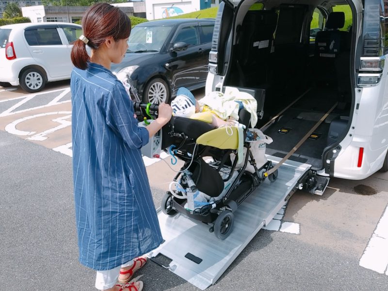 体験談】私の福祉車両購入エピソード！【難病の息子をバギーのまま乗せ